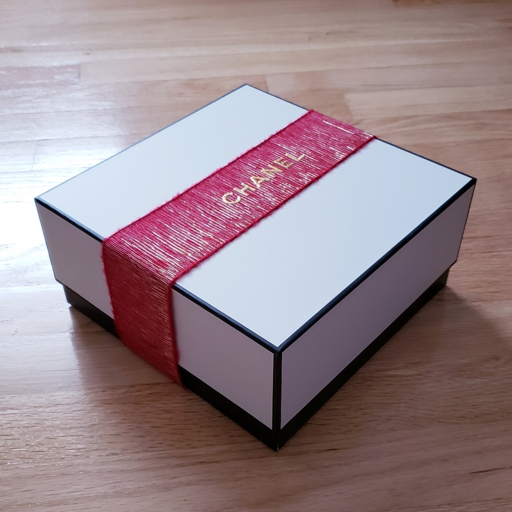 Chanel Gift Box - Picture 7 of 9